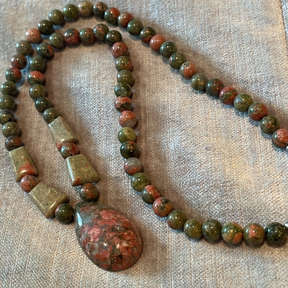 Beautiful Unakite Necklace 18-20” Brand New